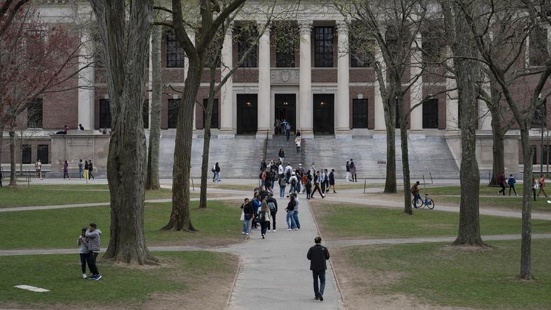 一文读懂哈佛困境:白宫取消国际学生认证后,下一步该怎么办?